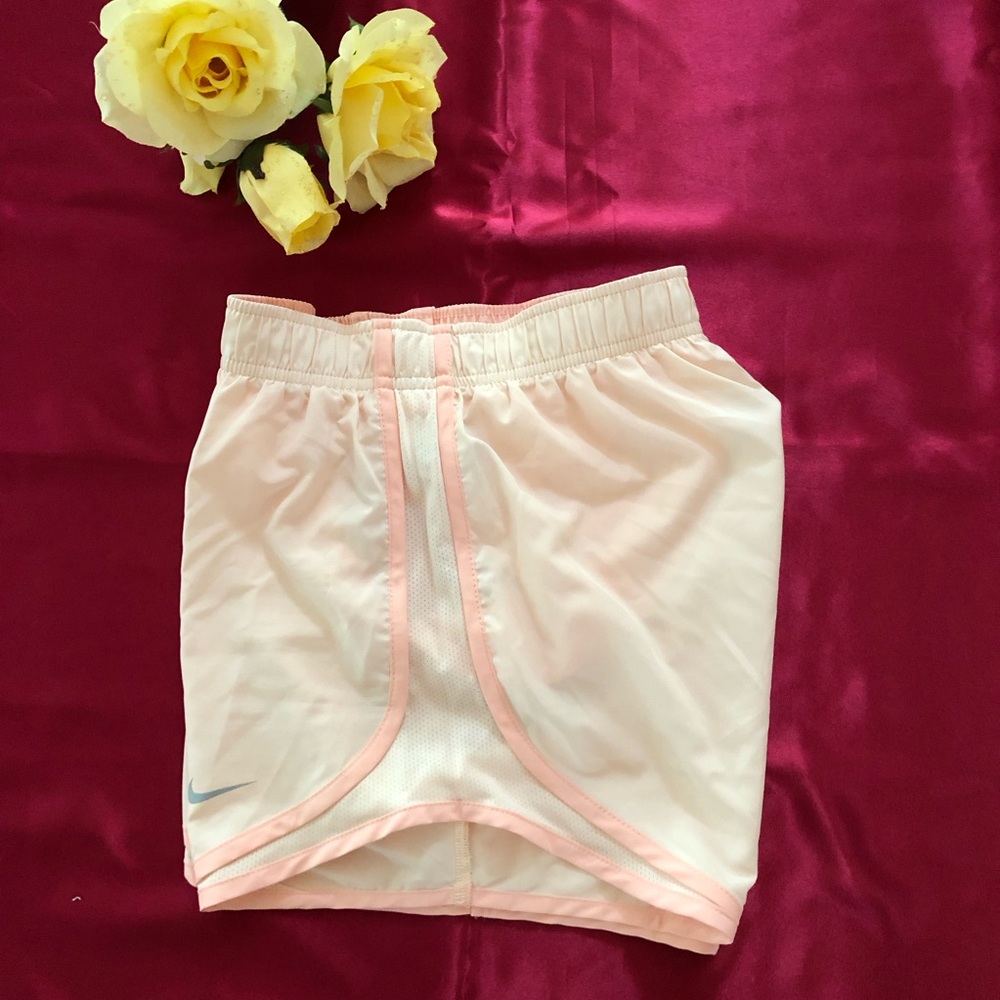 ⭐️NEW⭐️Nike Women Running Shorts - Picture 3 of 6